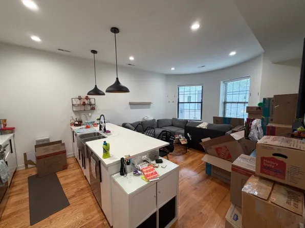 347 E 45th St #2W, Chicago, IL 60653