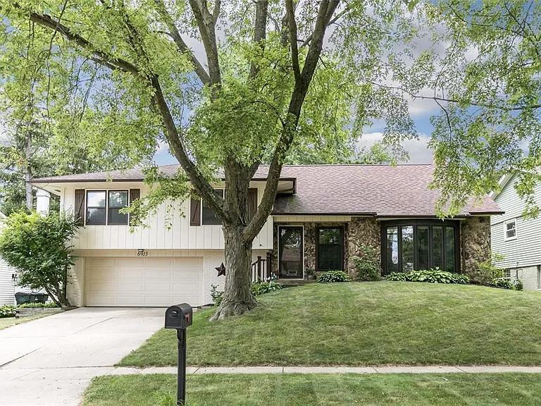 6913 Larkwood Dr NE — Photo 1
