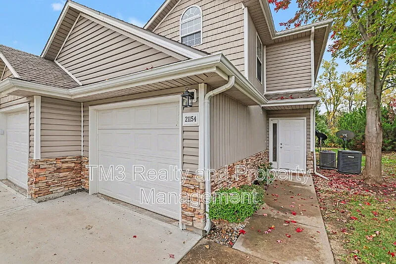 3 bed, 2.5 bath, 1345 sqft, $1,950 — Photo 3