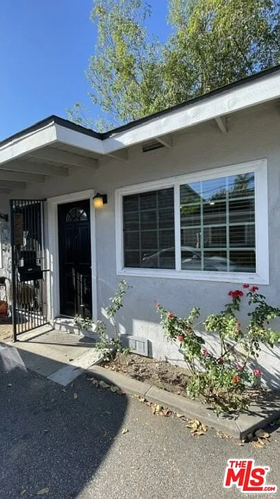 2 bed, 1.0 bath, 900 sqft, $2,195 — Photo 2