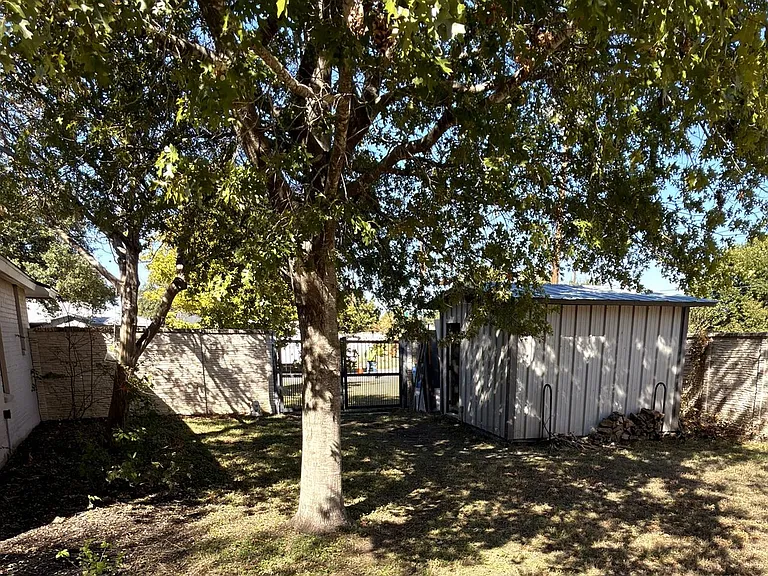 1105 Green Meadow Dr — Photo 12