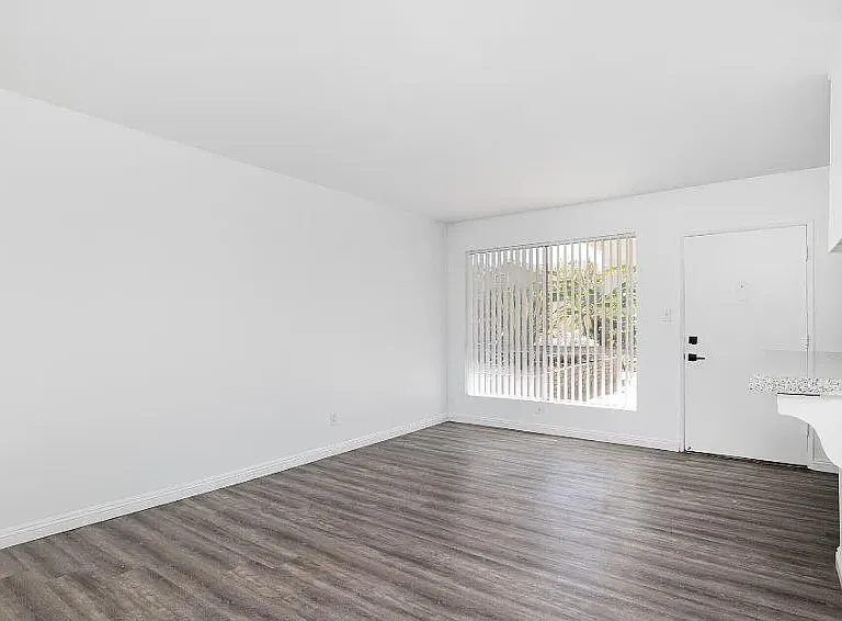 2700 Ellendale — Photo 5