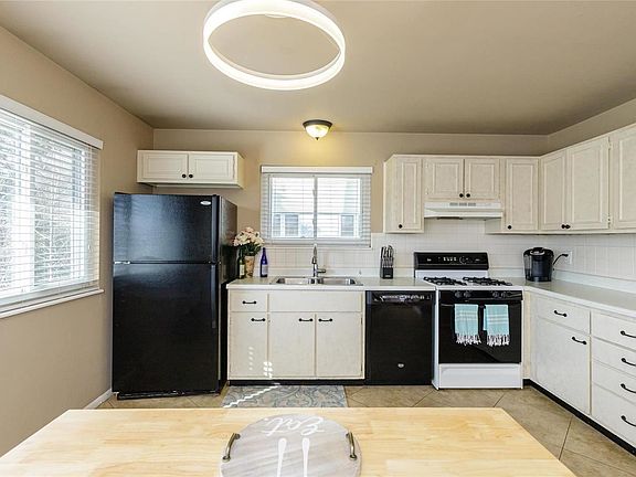 3rd image of 395 Crestbury Dr