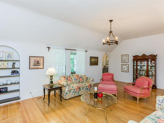 5th image of 425 E Terrace Ave