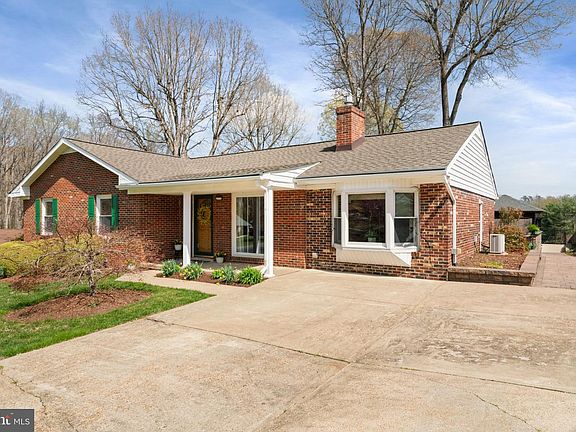 4th image of 910 Carol Ln