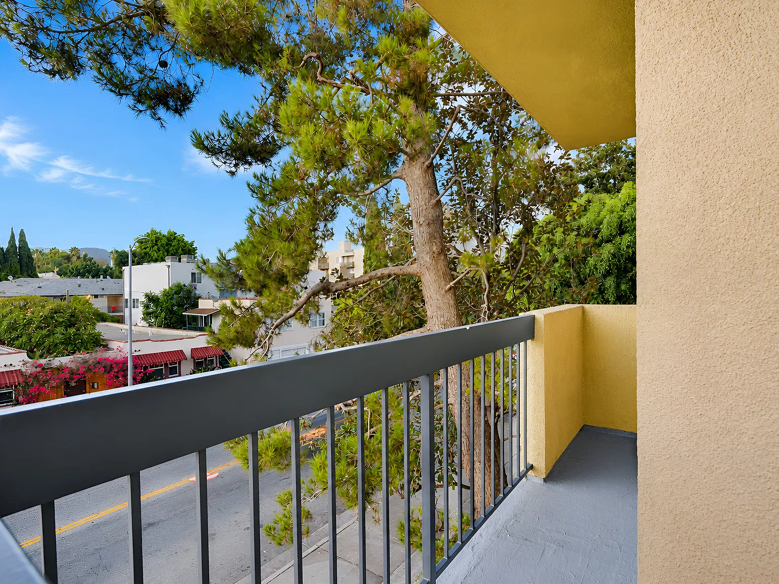 Hollywood Corner 1BR / City Views, Balcony & Garage Parking - Very Desirable Area — Photo 4