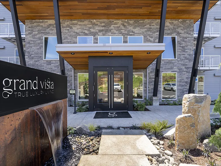 Grand Vista Apartments — Photo 26