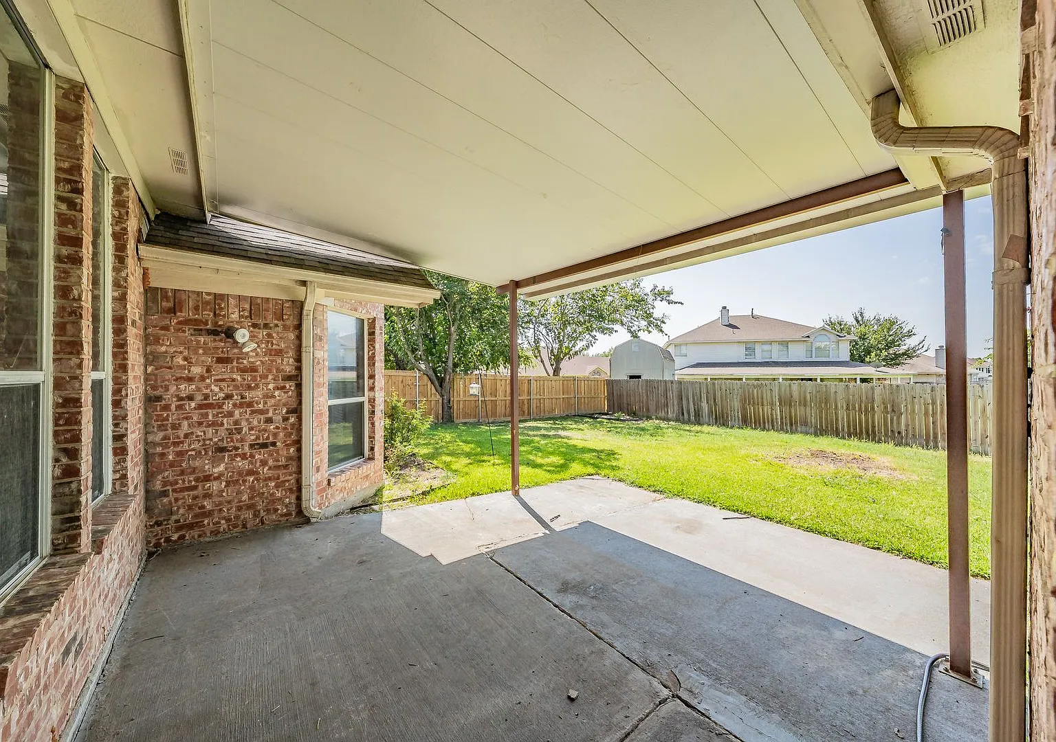 Single story 3 bedroom home in the heart of Arlington — Photo 2
