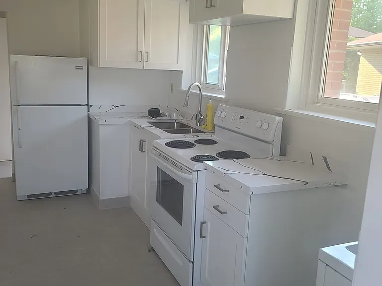 108 Rochman Blvd #MAIN FLOOR — Photo 9