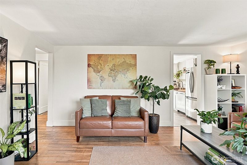4th image of 512 Bronson Place NE