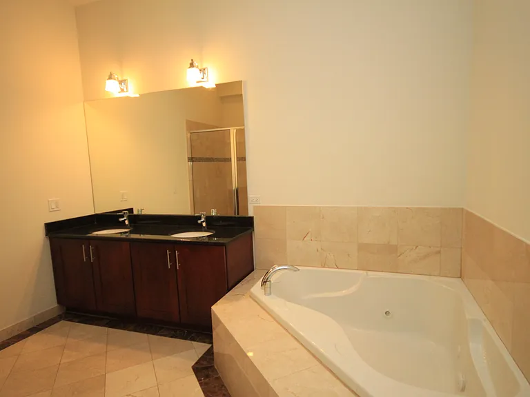 4651 N Greenview #206 — Photo 20