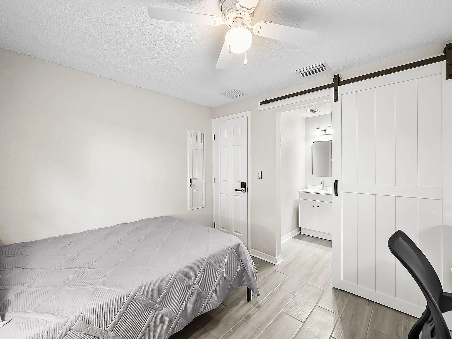 4 bed, 5.0 bath, 2100 sqft, $1,170 — Photo 3