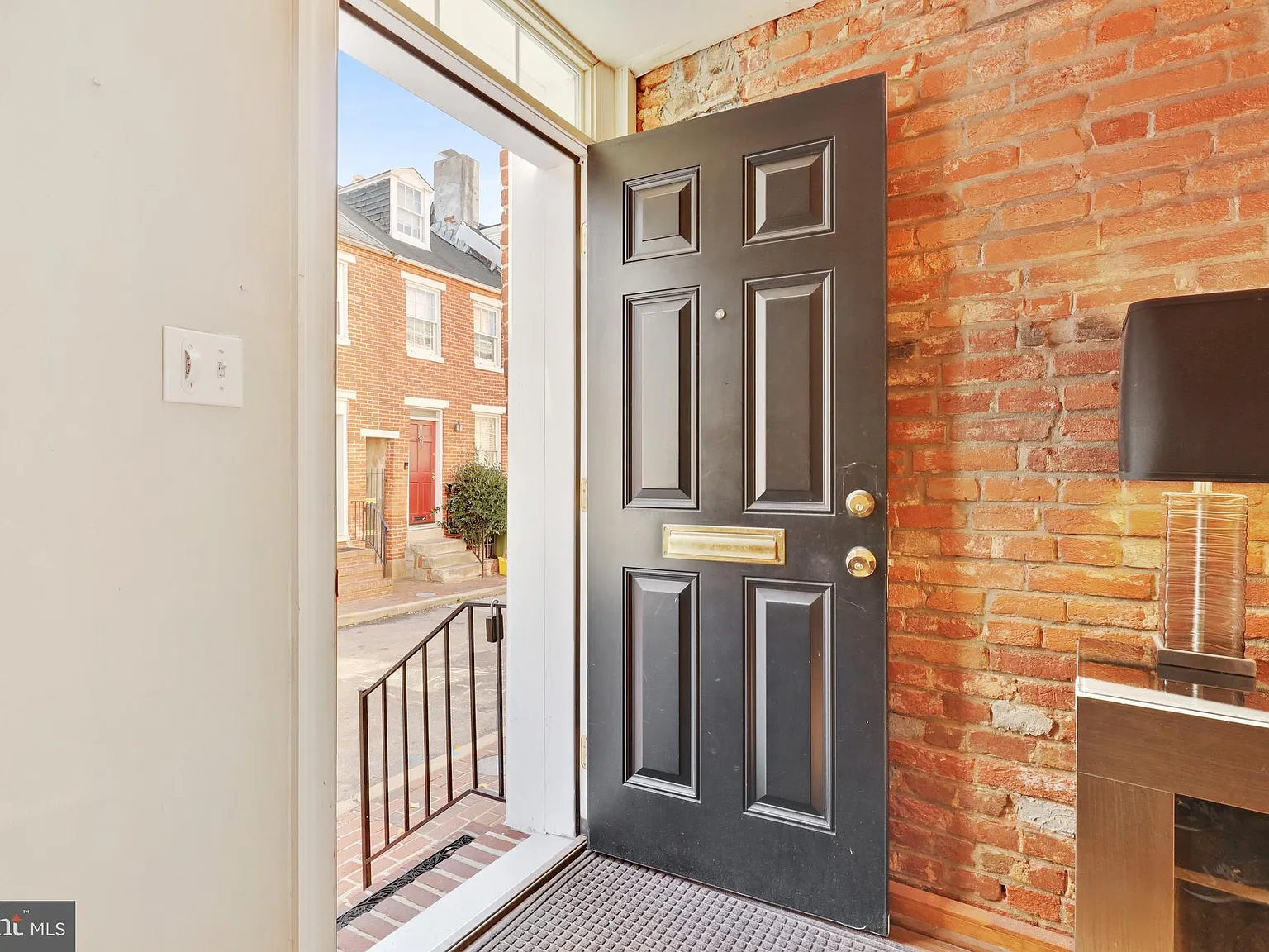 2 bed, 910 sqft, $2,100 — Photo 3
