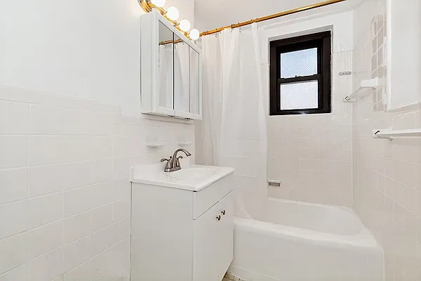 Sold by Manhattan Boutique Real Estate | media 8