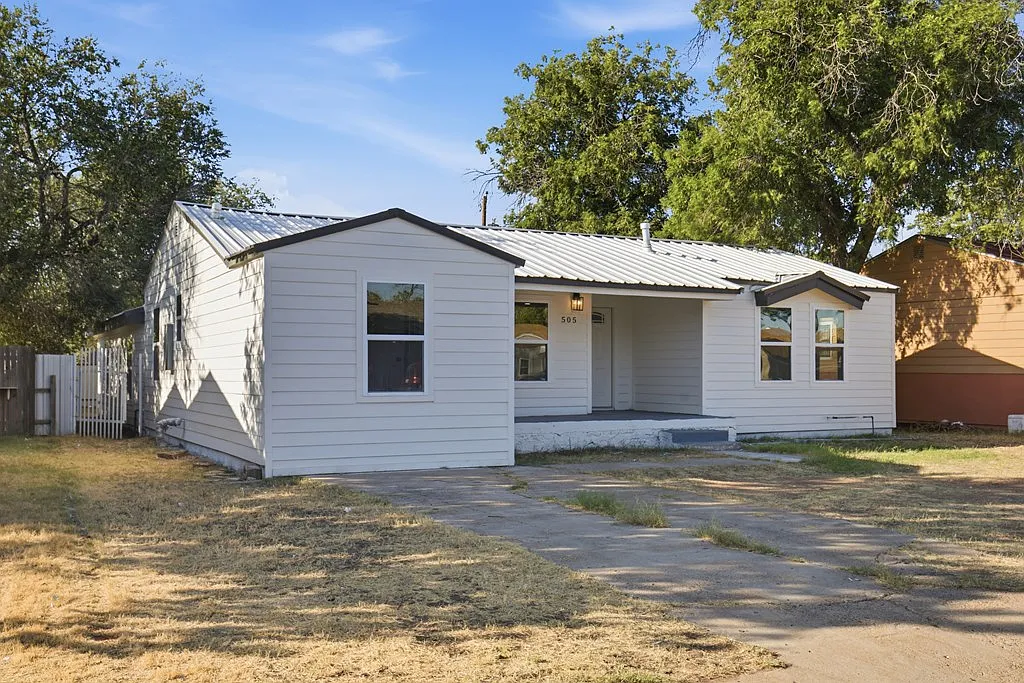 4 bed, 2.0 bath, 2568 sqft, $2,600 — Photo 4
