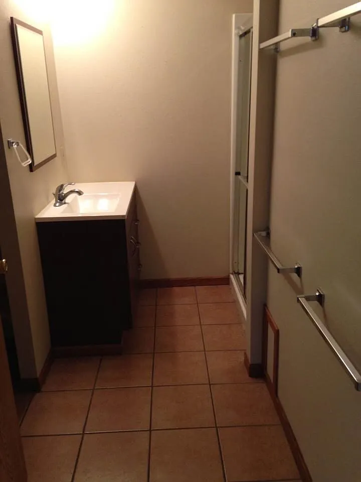 4 bed, 1.0 bath, 1060 sqft, $425 — Photo 4