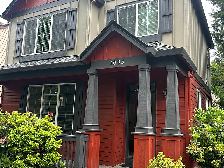 1093 SE Bianca St — Photo 1