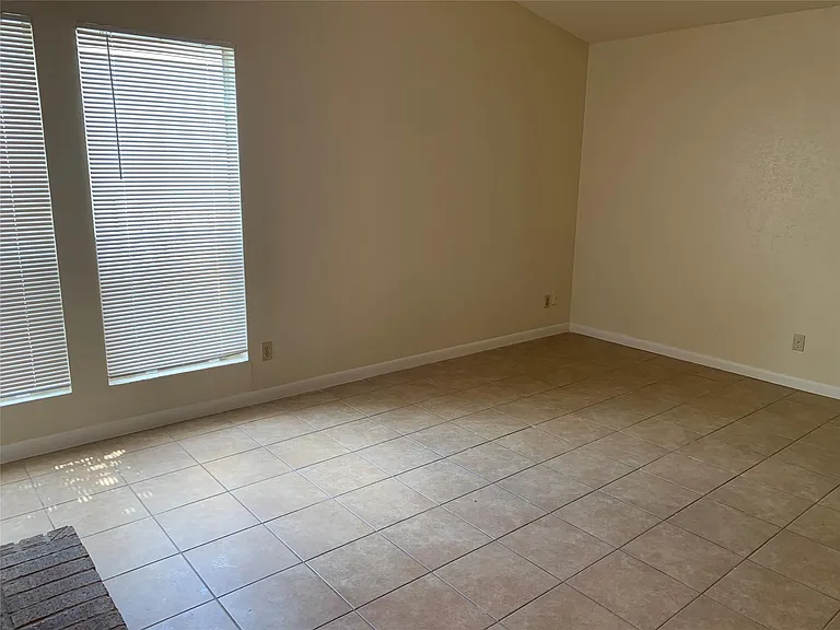 10447 Doc Holliday Trl #B — Photo 7