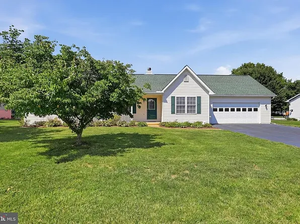 142 Hastings Dr, Falling Waters, WV 25419