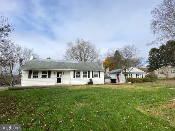 825 Elizabeth Dr, Orwigsburg, PA 17961
