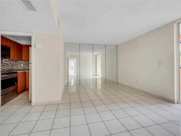 5050 NW 7th St APT 215, Miami, FL 33126