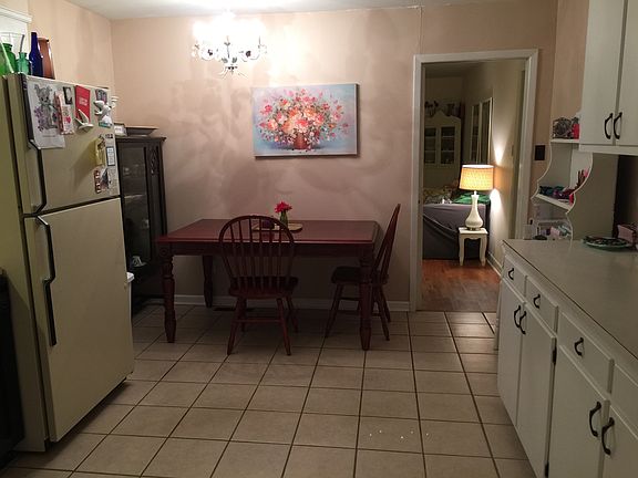 Eat-in kitchen