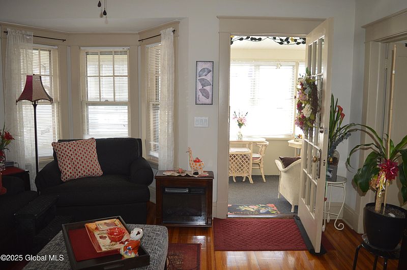 5th image of 323 Kenwood Avenue