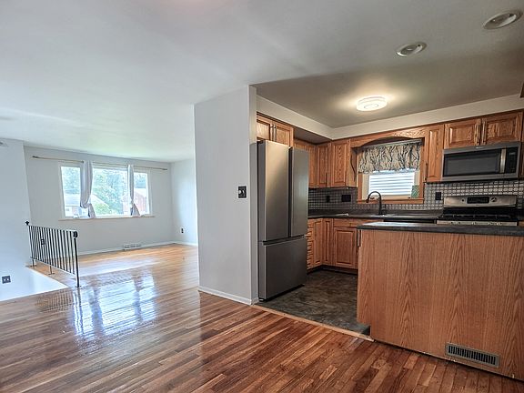 5th image of 408 Hazelnut Dr