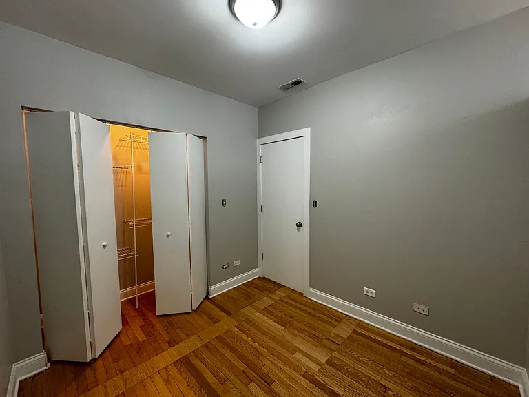 1110-12 W Balmoral Ave — Photo 5