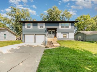 1415 N Oakmont Rd, Hoffman Estates, IL 60169