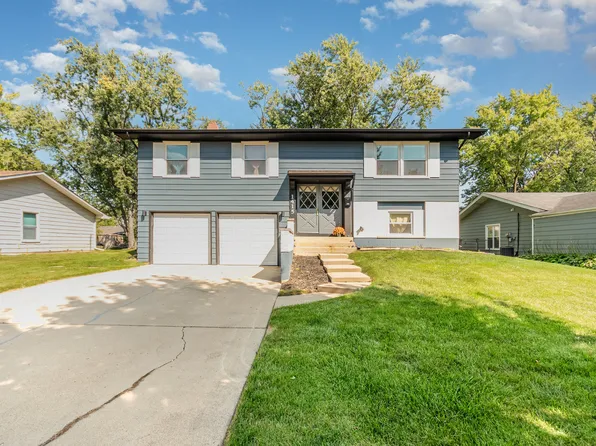 1415 N Oakmont Rd, Hoffman Estates, IL 60169