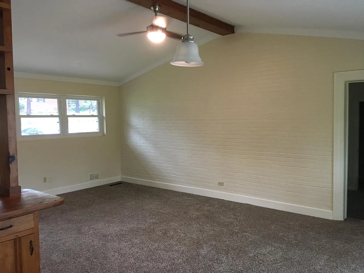 Building Photo - 725 River View Dr