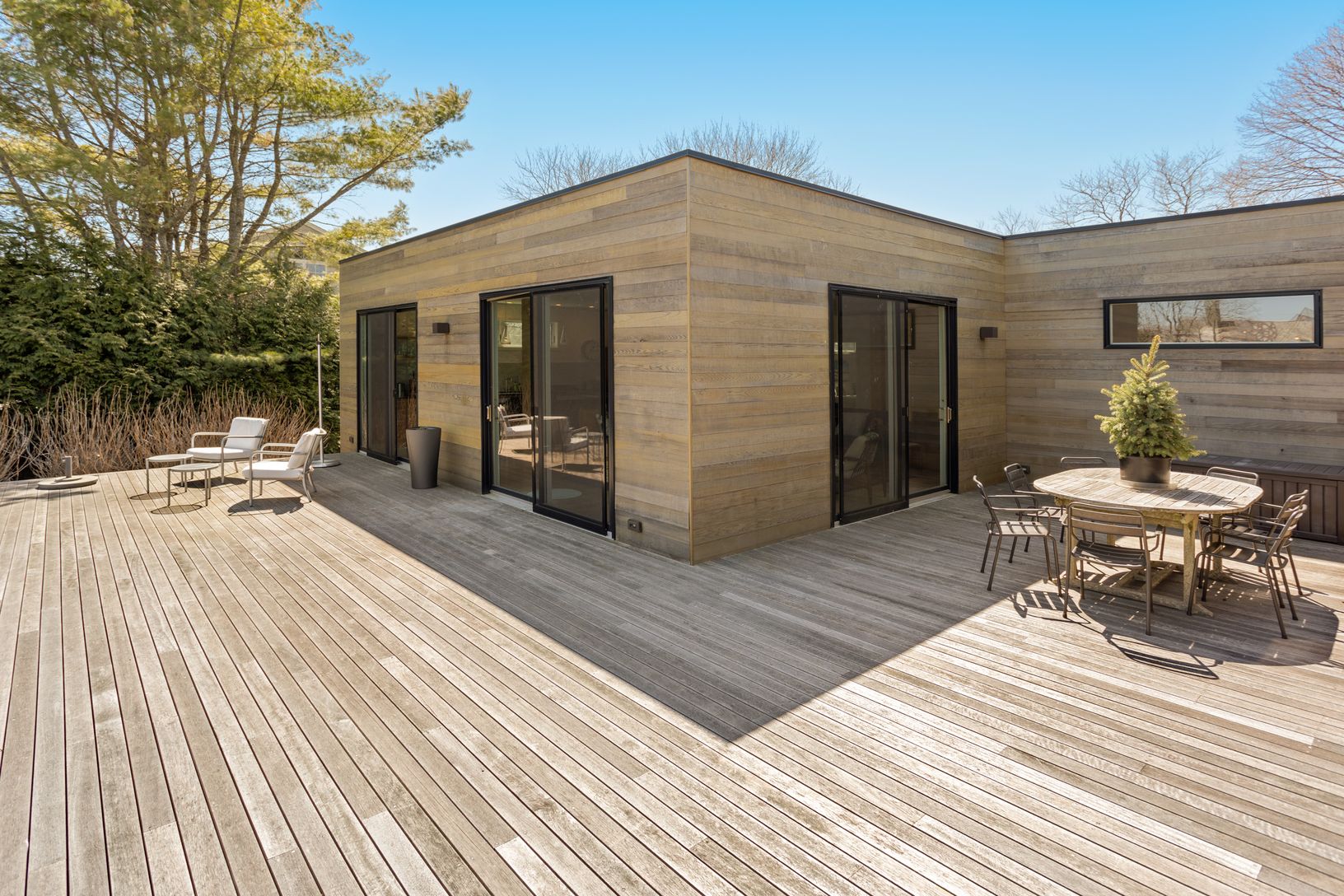  deck with lounge area