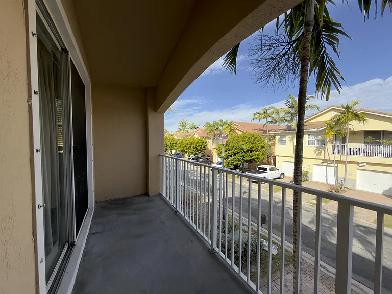 1712 Carvelle Dr — Photo 9