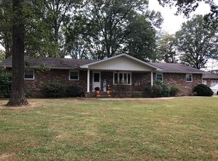 806 Connie Ln, Fairfield, IL 62837