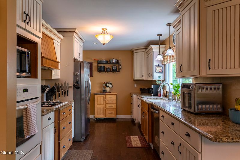 4th image of 27 Pershing Road