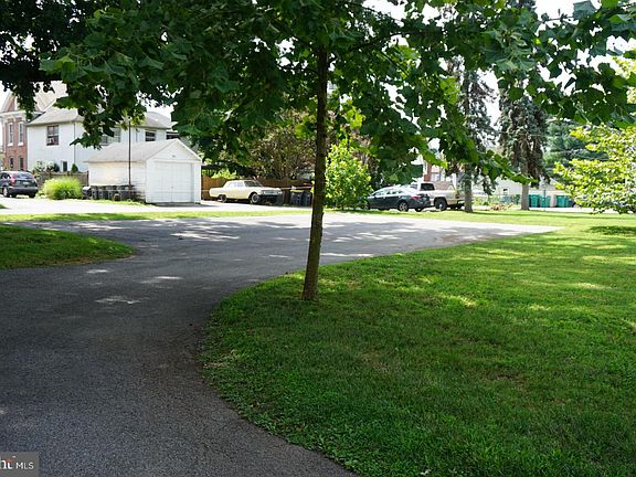 3rd image of 320 E Lancaster Ave APT 1