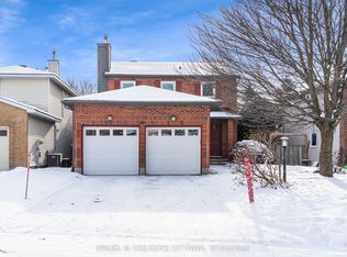 29 Valley Ridge St, Ottawa, ON K2E 7W3