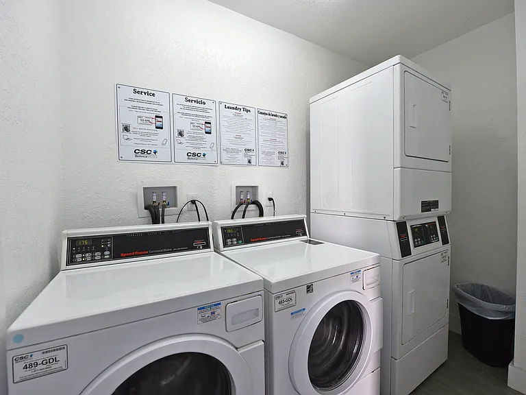 Harbor West Apartments — Photo 17
