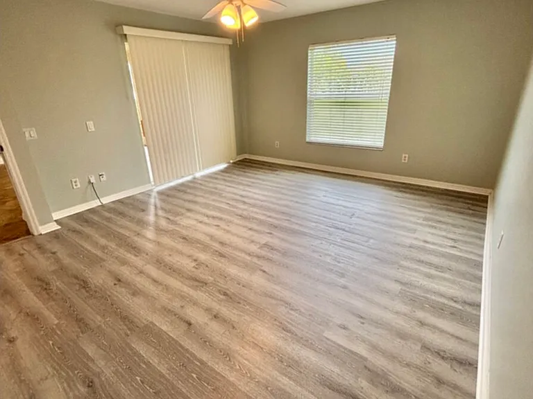 1405 Trafalgar Pkwy — Photo 28