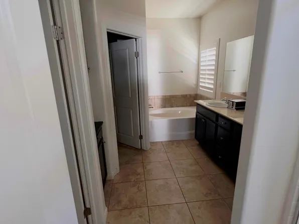 2000 Suncrisp Ln, Bakersfield, CA 93312