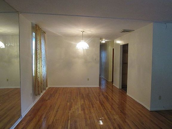 4th image of 109-54 Park Ln S