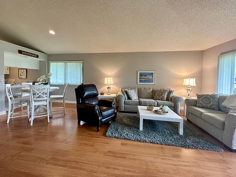 305 Club Dr — Photo 3
