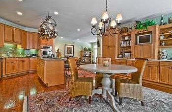 5th image of 8417 Kingsbury Blvd