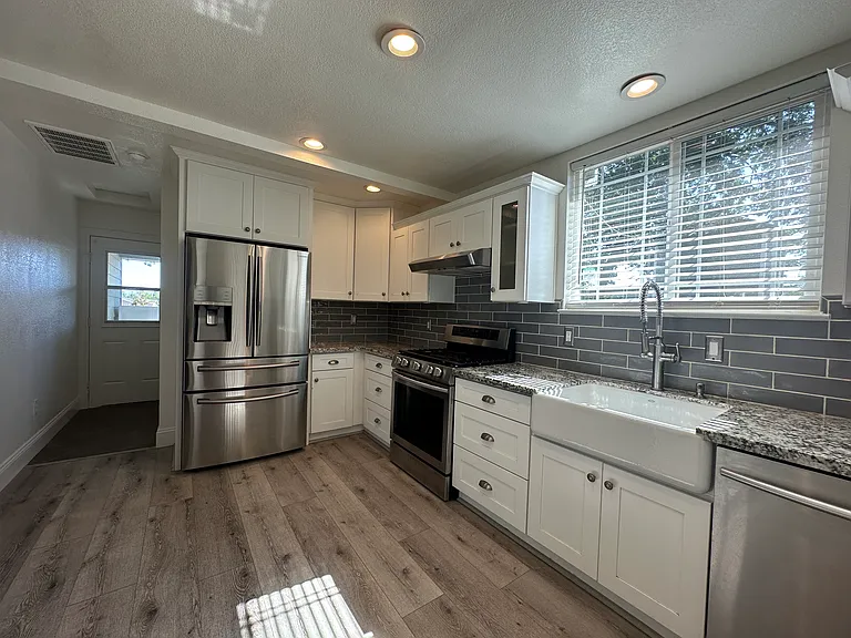 2400 Central Ave — Photo 26