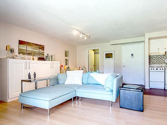 2nd image of 84 Wilton Crst #84