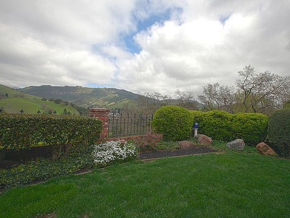 3rd image of 173 Oakridge Dr
