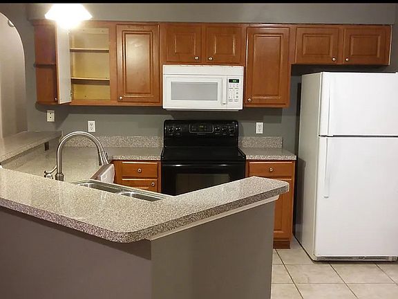 5th image of 2282 SE Berkshire Blvd