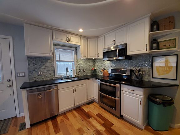 4th image of 51 Westbury Dr