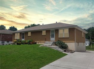 110 SW 21st St, Oak Grove, MO 64075